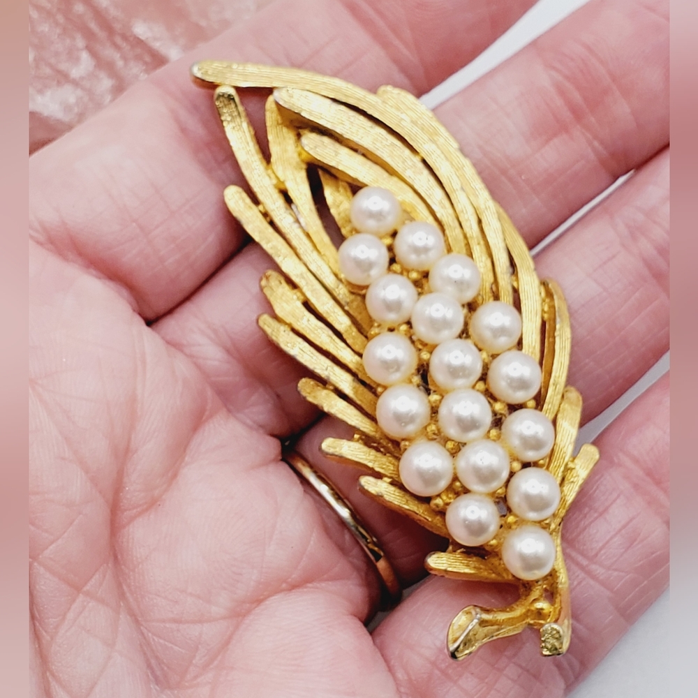 Vintage pearl feather gold brooch pin textured - Picture 4 of 5